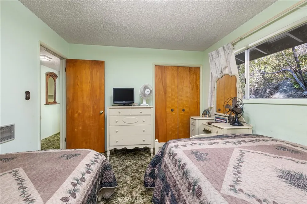 38980 Lake Point Court Bass Lake, CA 93604