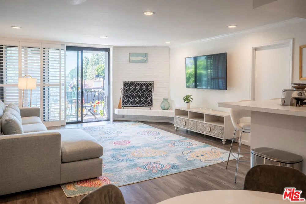 8145 Redlands Street #205 Playa del Rey, CA 90293