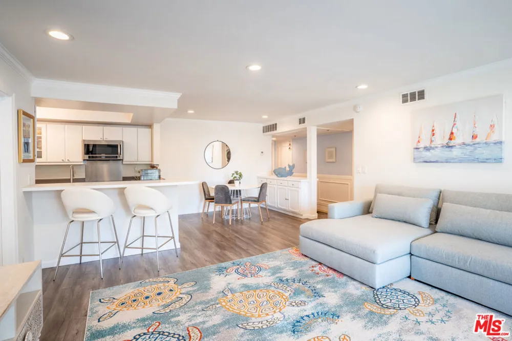 8145 Redlands Street #205 Playa del Rey, CA 90293