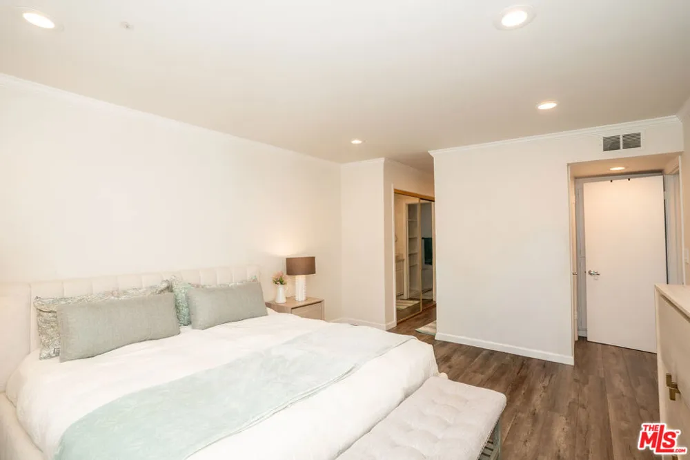 8145 Redlands Street #205 Playa del Rey, CA 90293