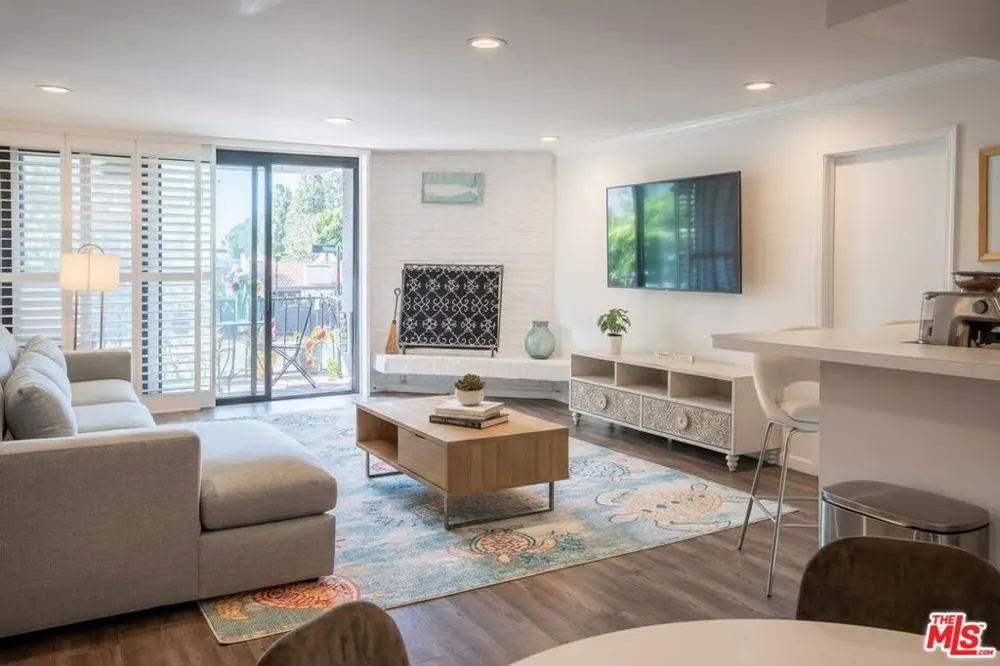 8145 Redlands Street #205 Playa del Rey, CA 90293