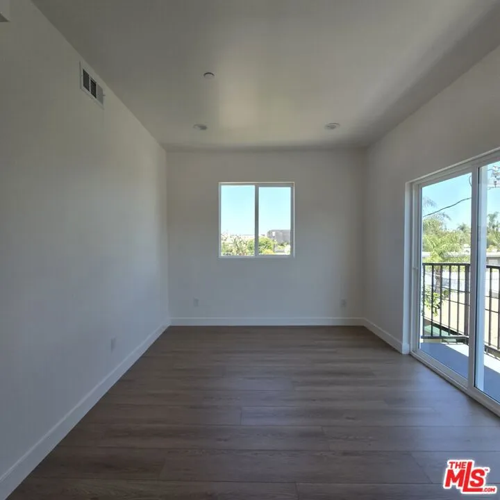 10827 Peach Grove Street #1/2 North Hollywood, CA 91601