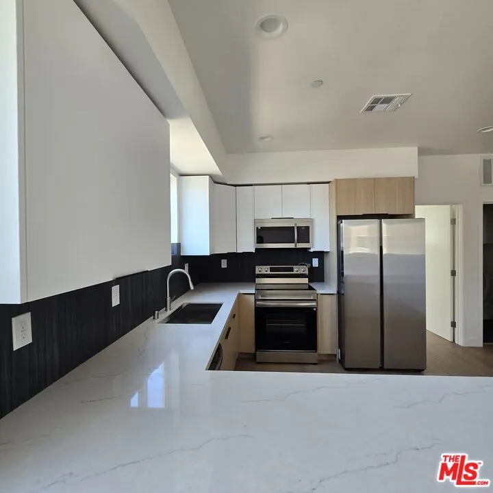 10827 Peach Grove Street #1/2 North Hollywood, CA 91601