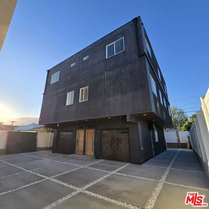 10827 Peach Grove Street #1/2 North Hollywood, CA 91601
