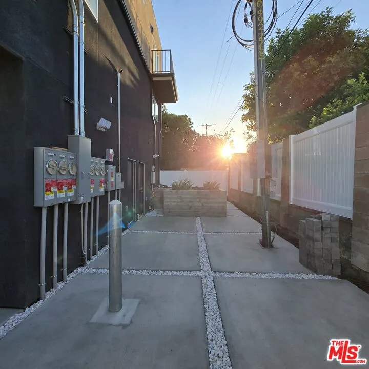 10827 Peach Grove Street #1/2 North Hollywood, CA 91601