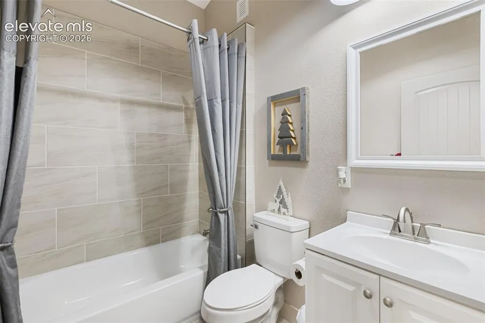 5542 North Road Divide, CO 80814