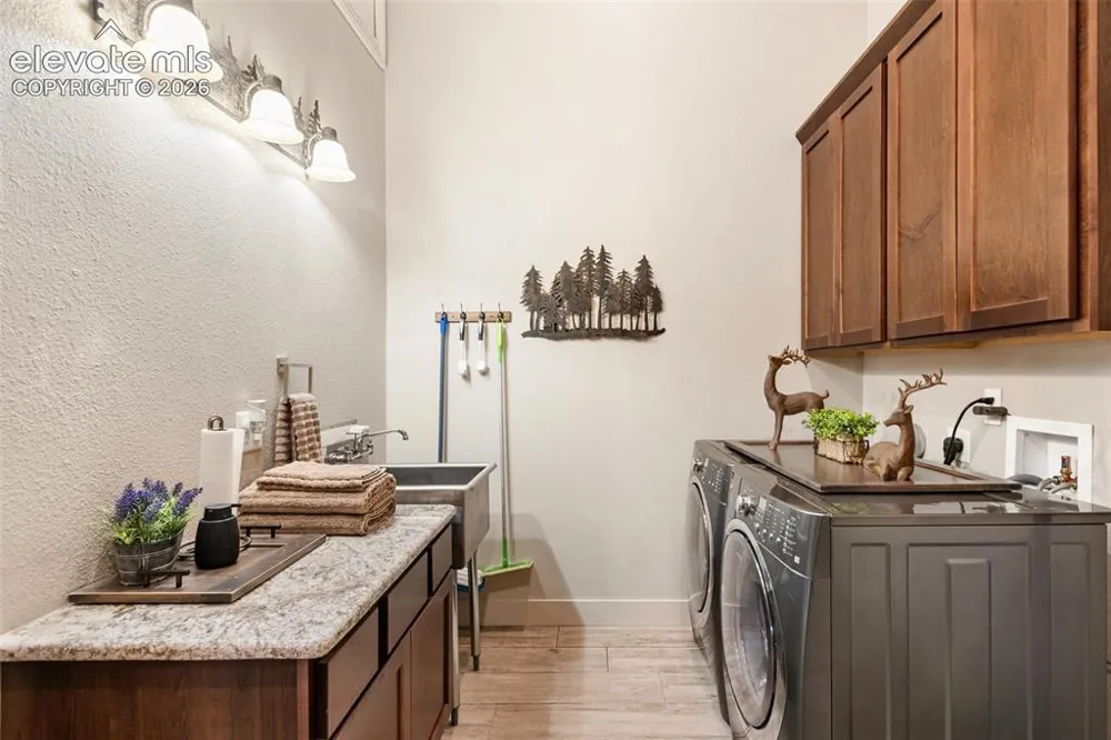 5542 North Road Divide, CO 80814