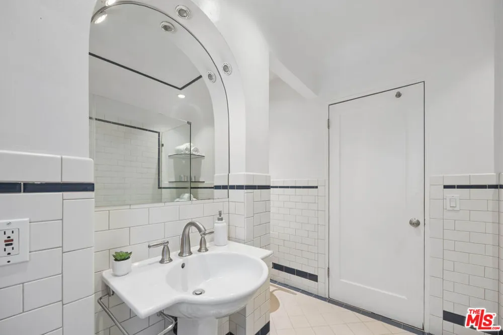 11325 Sunshine Terrace Studio City, CA 91604