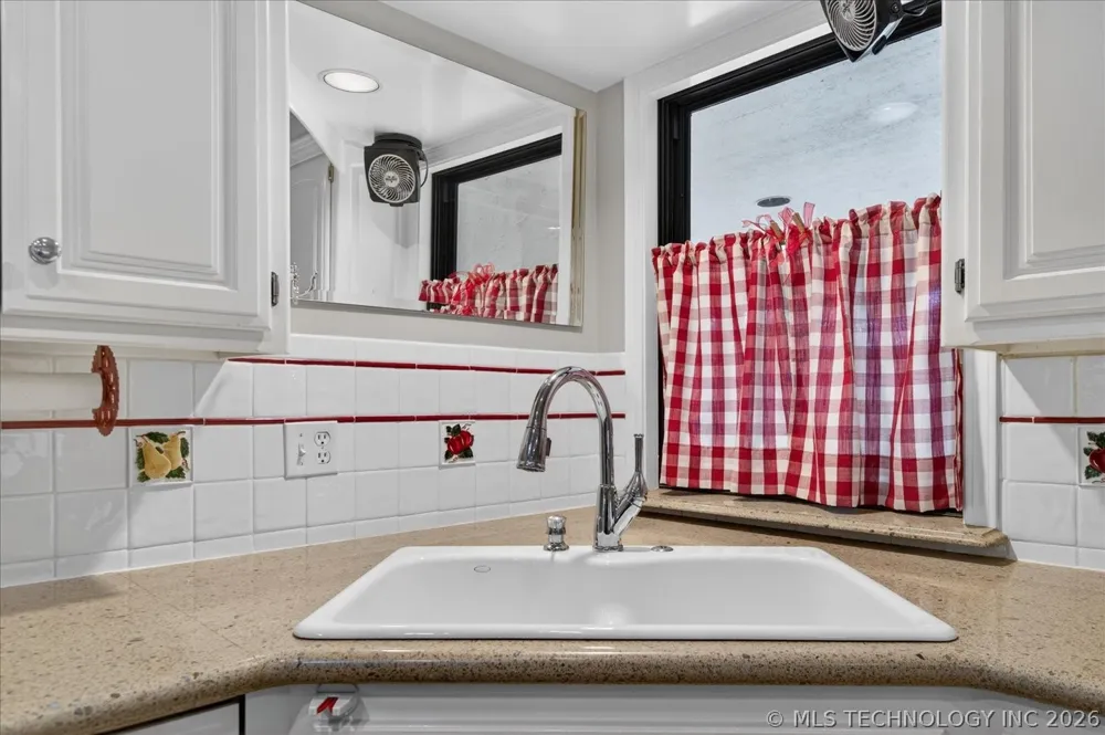 3116 Camelot Drive Bartlesville, OK 74006