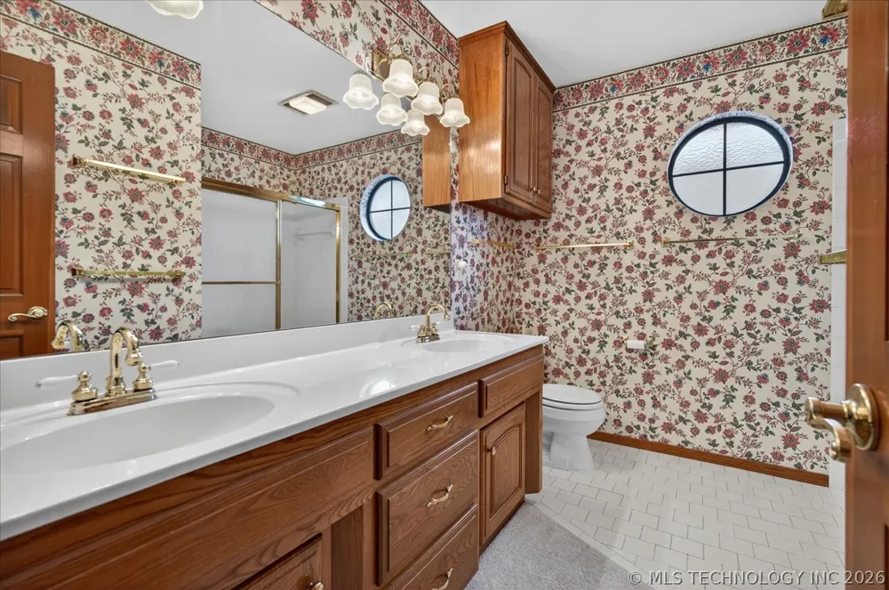 3116 Camelot Drive Bartlesville, OK 74006