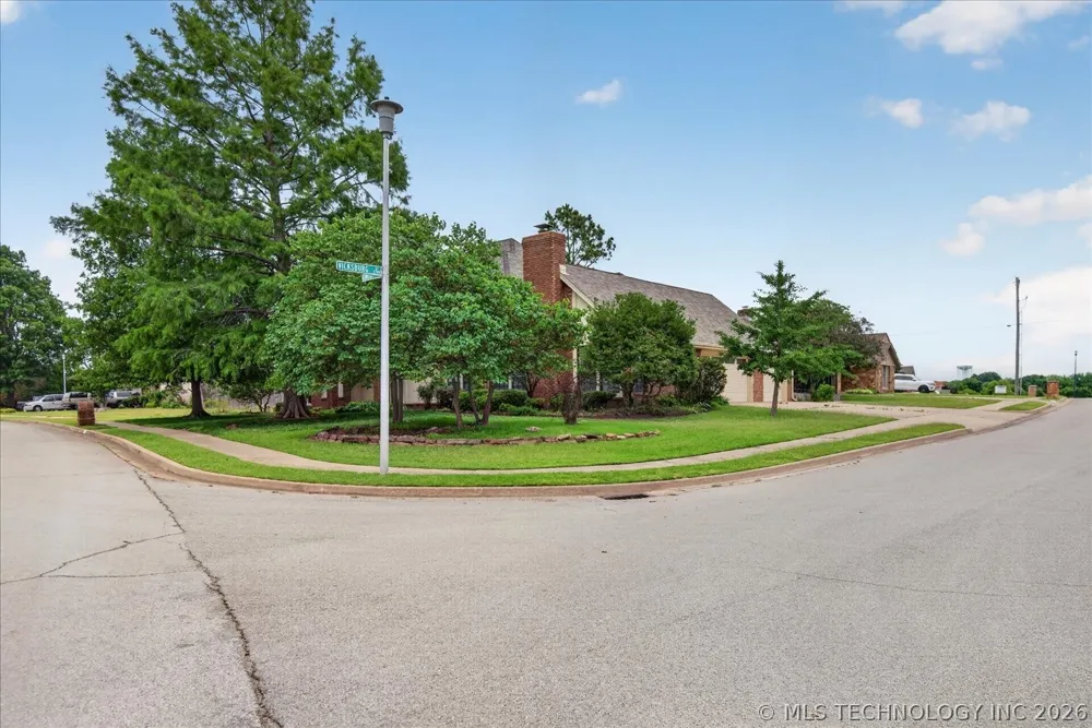 3116 Camelot Drive Bartlesville, OK 74006
