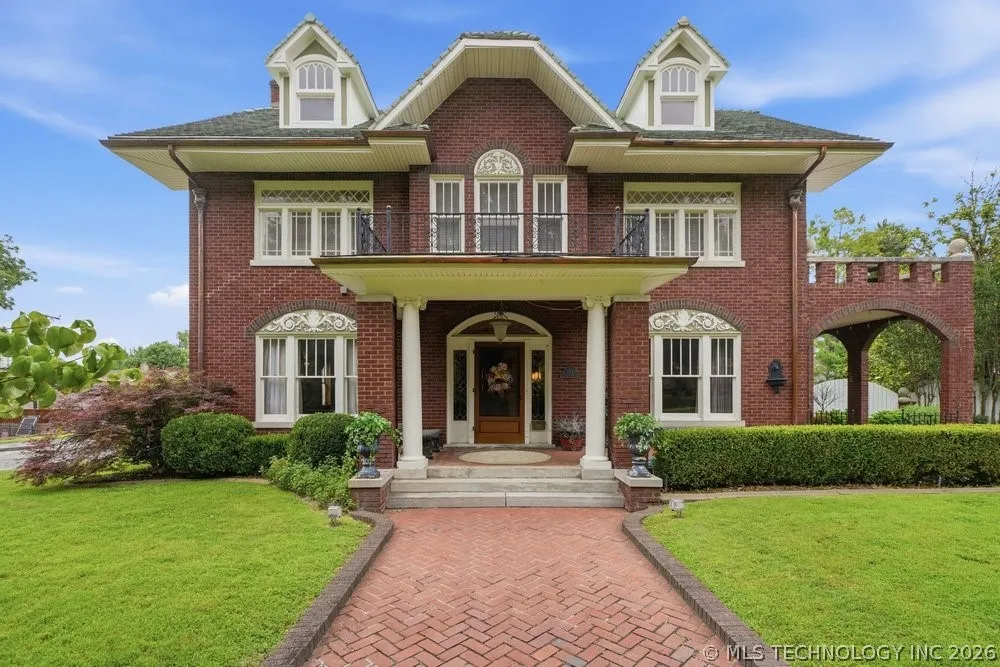 221 Woodward Boulevard