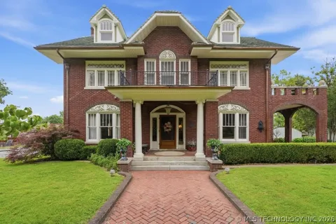 221 Woodward Boulevard