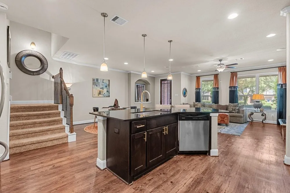 416 Via Regatta Drive Webster, TX 77598