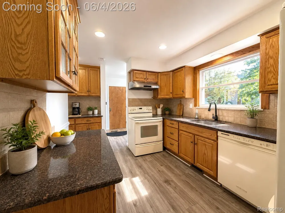 6382 Houghten Drive Troy City, MI 48098