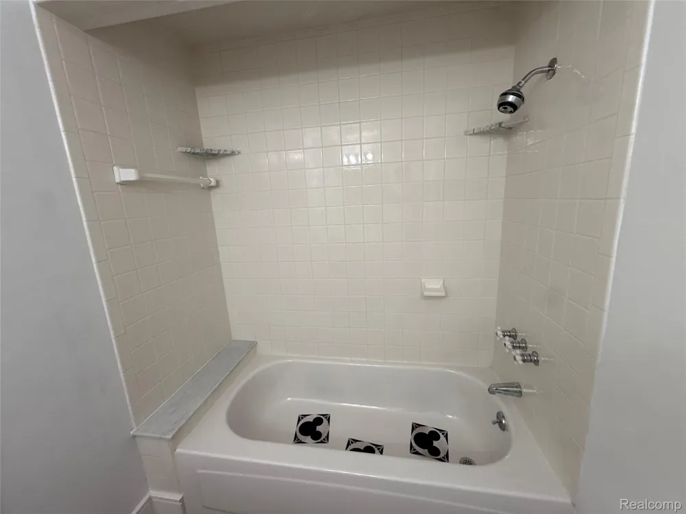 6382 Houghten Drive Troy City, MI 48098