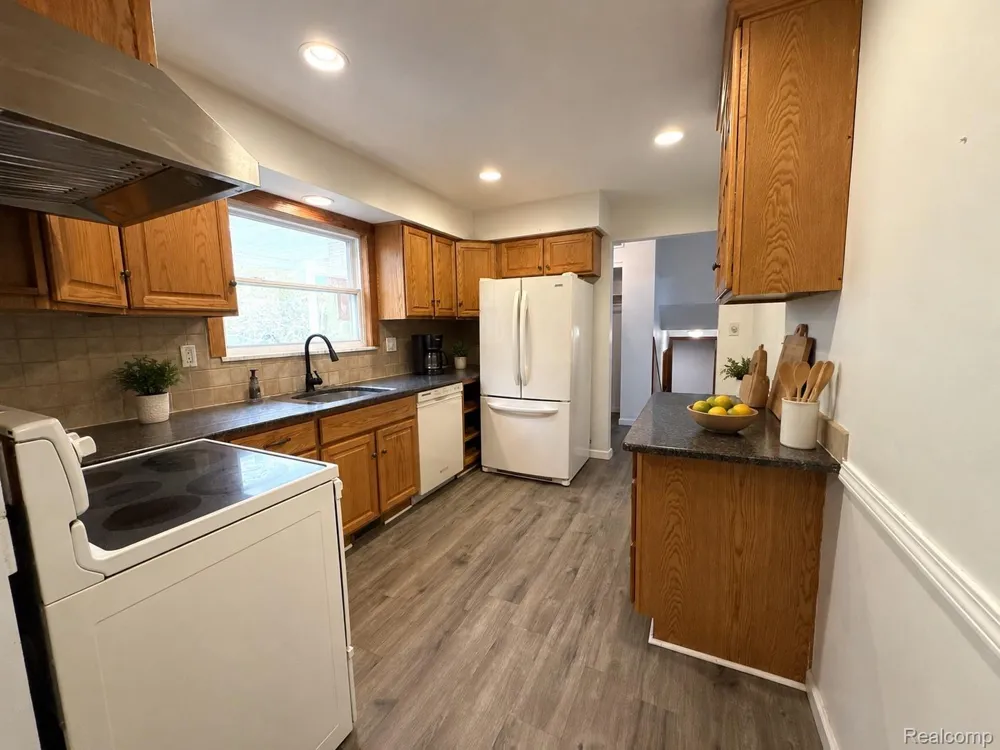 6382 Houghten Drive Troy City, MI 48098
