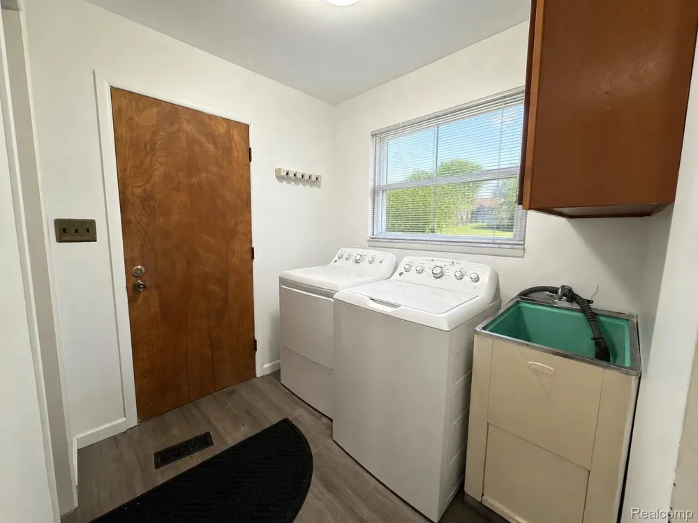 6382 Houghten Drive Troy City, MI 48098