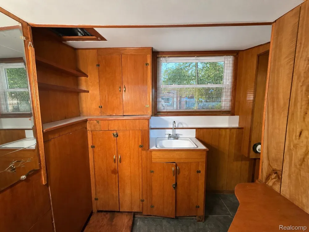 6382 Houghten Drive Troy City, MI 48098