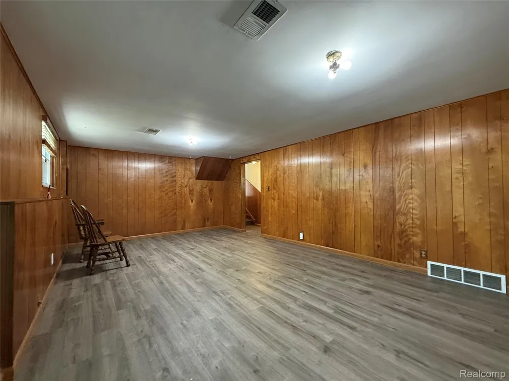 6382 Houghten Drive Troy City, MI 48098