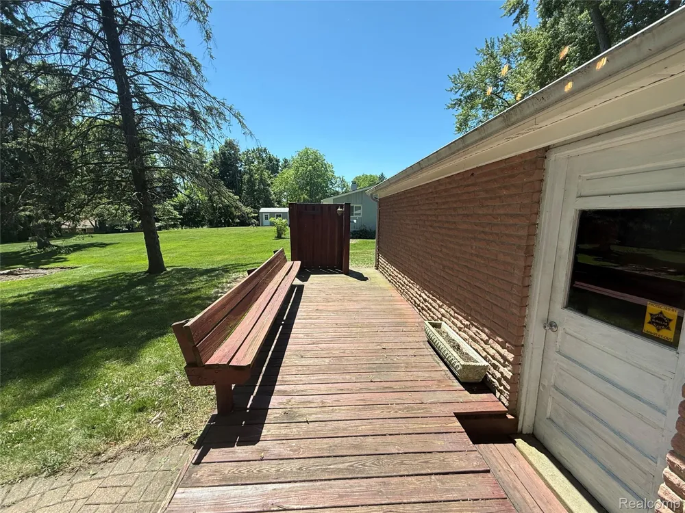 6382 Houghten Drive Troy City, MI 48098