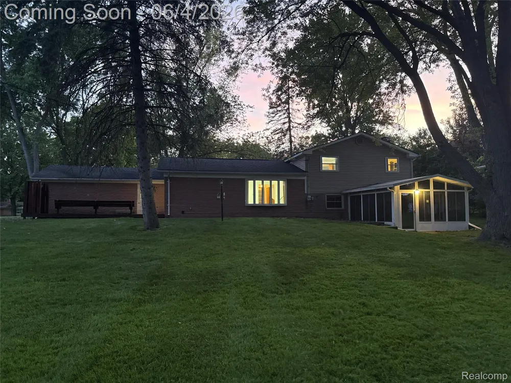 6382 Houghten Drive Troy City, MI 48098
