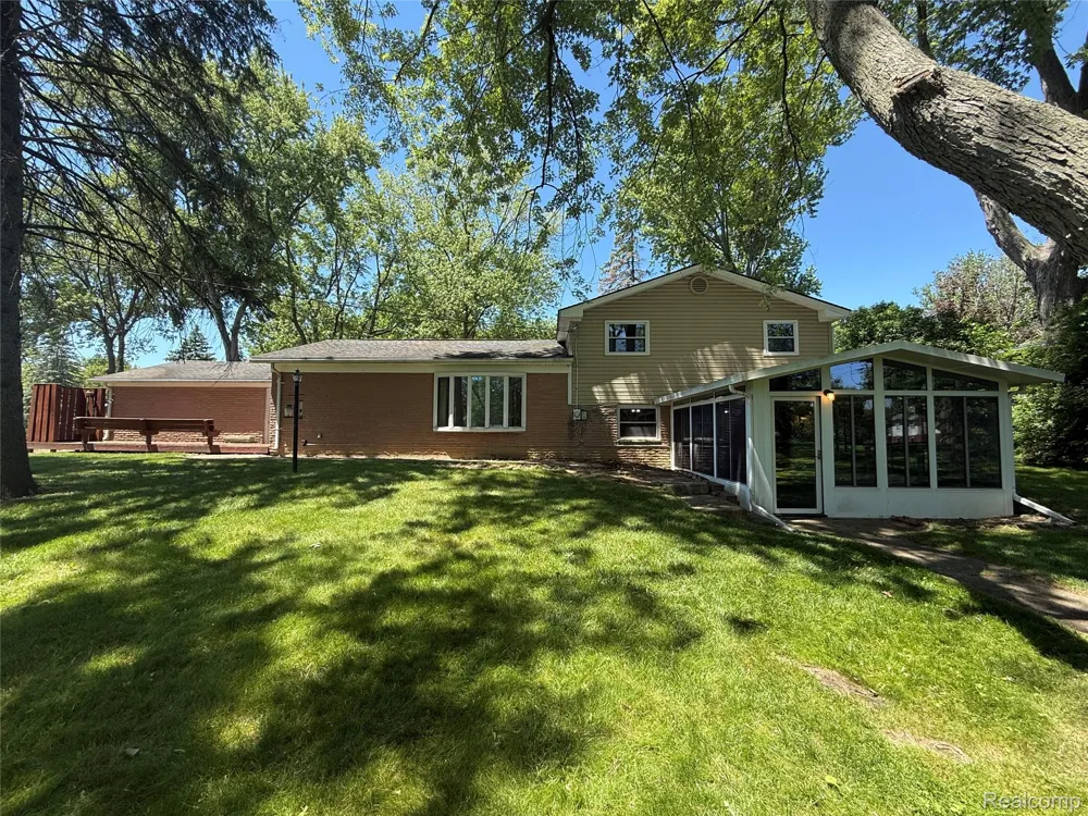 6382 Houghten Drive Troy City, MI 48098