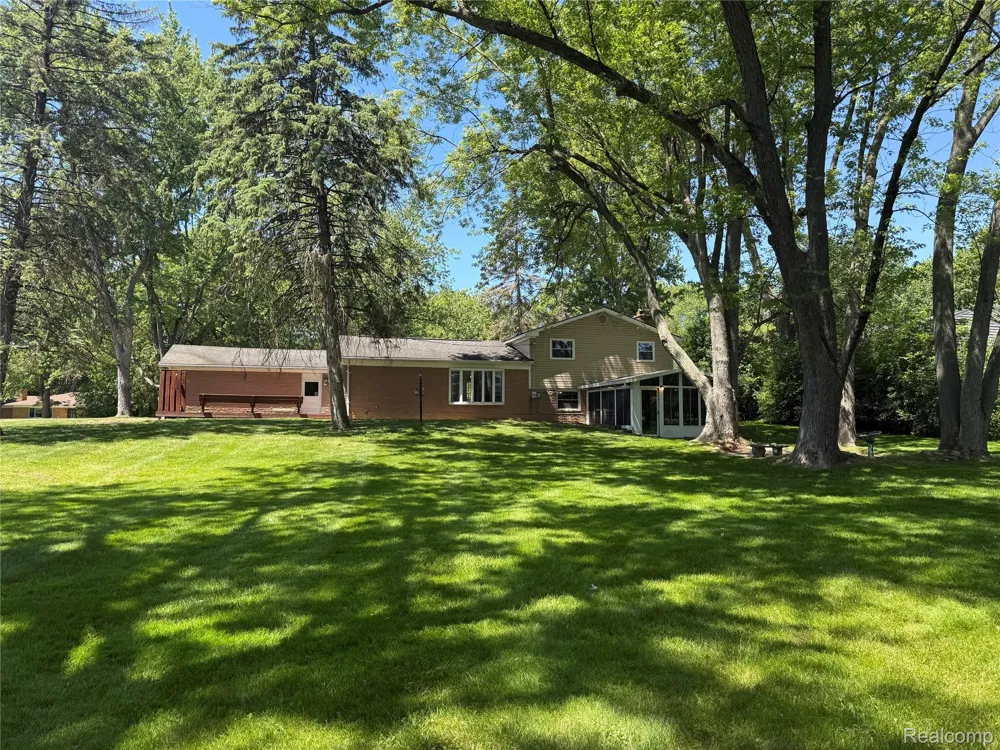 6382 Houghten Drive Troy City, MI 48098