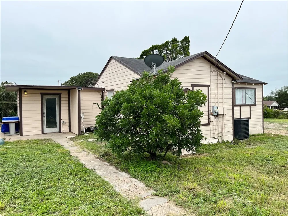 602 Richard Cruz Street Freer, TX 78357