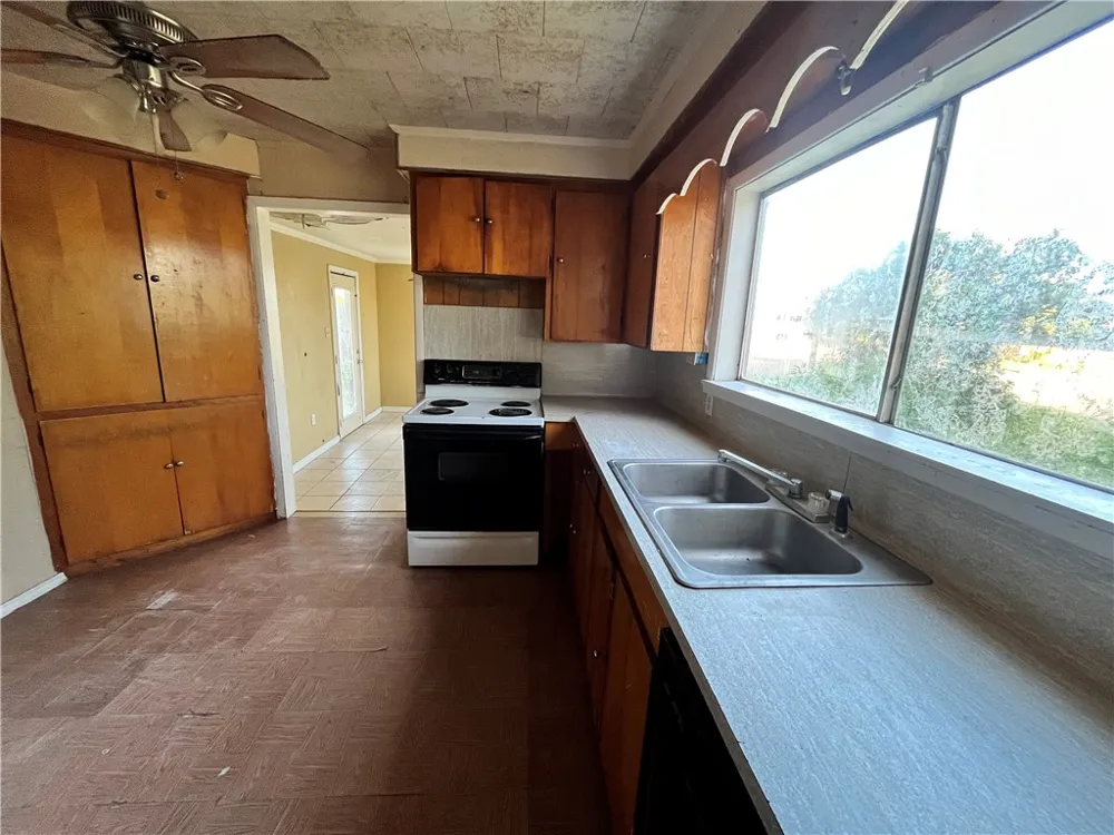602 Richard Cruz Street Freer, TX 78357