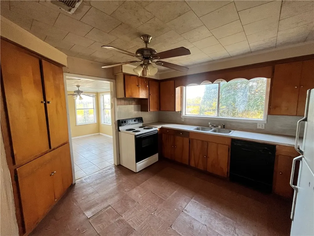 602 Richard Cruz Street Freer, TX 78357