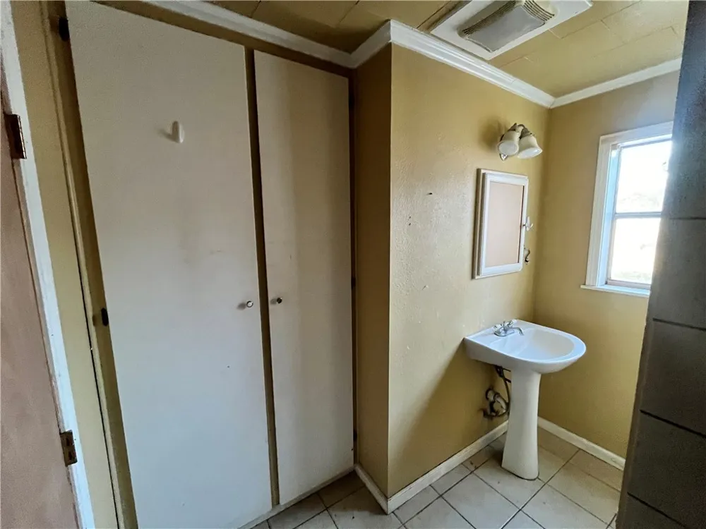 602 Richard Cruz Street Freer, TX 78357