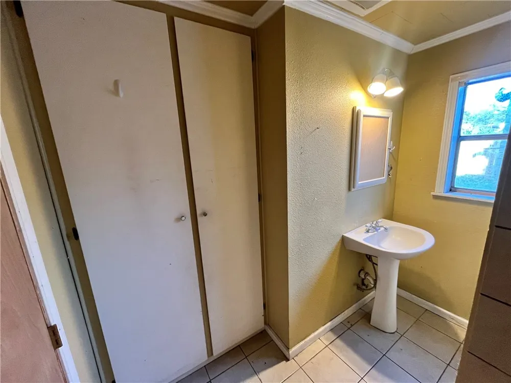 602 Richard Cruz Street Freer, TX 78357