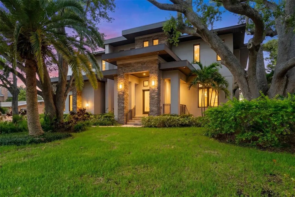 4905 W SPRING LAKE DRIVE Tampa, FL 33629