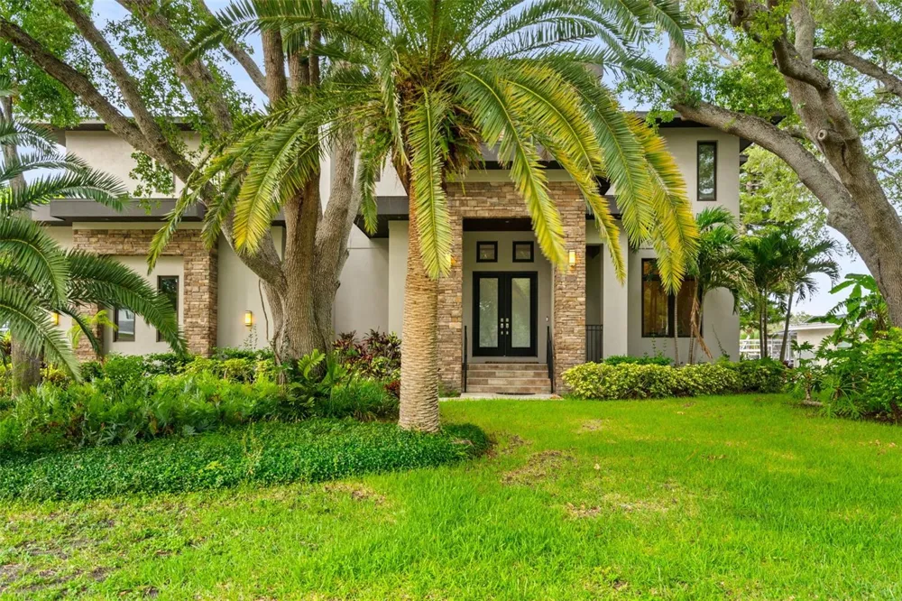 4905 W SPRING LAKE DRIVE Tampa, FL 33629