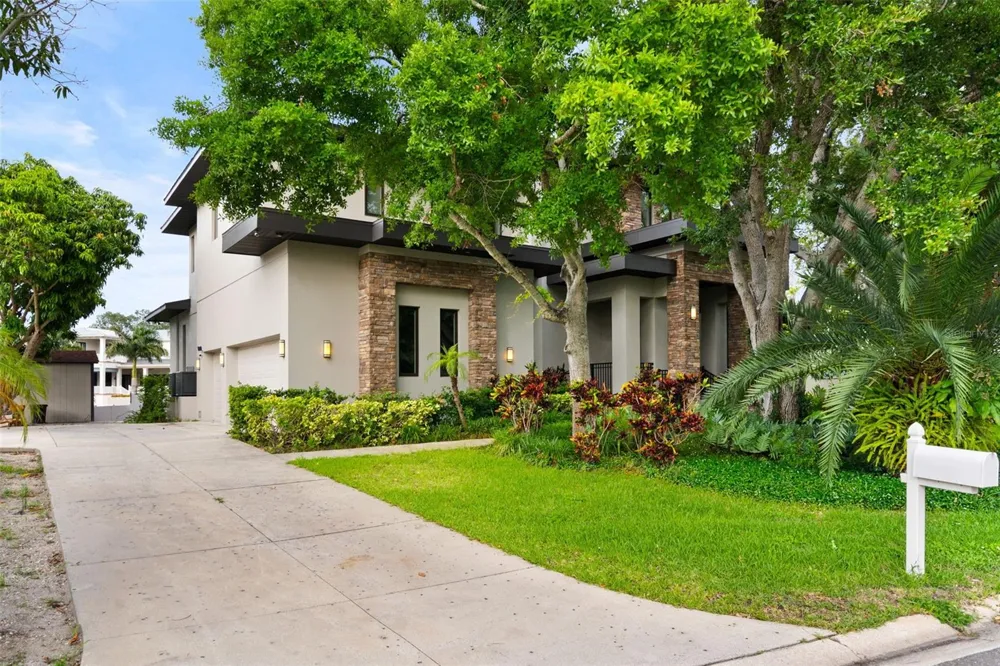 4905 W SPRING LAKE DRIVE Tampa, FL 33629