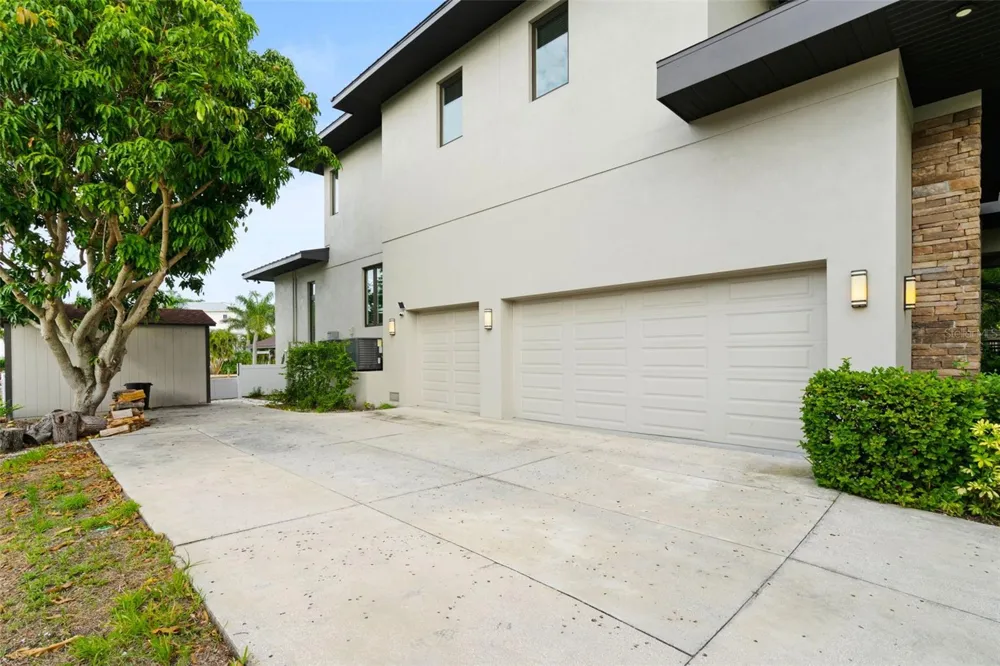4905 W SPRING LAKE DRIVE Tampa, FL 33629
