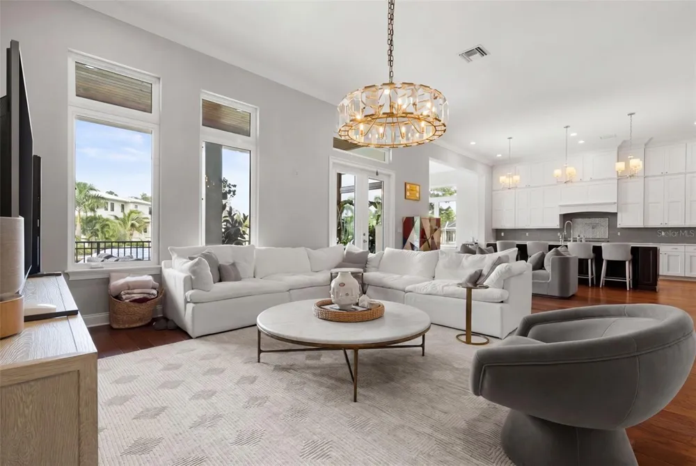4905 W SPRING LAKE DRIVE Tampa, FL 33629