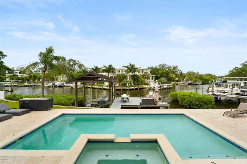 4905 W SPRING LAKE DRIVE Tampa, FL 33629