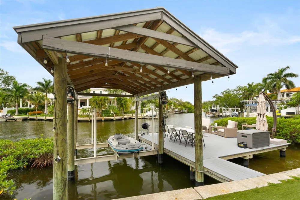 4905 W SPRING LAKE DRIVE Tampa, FL 33629