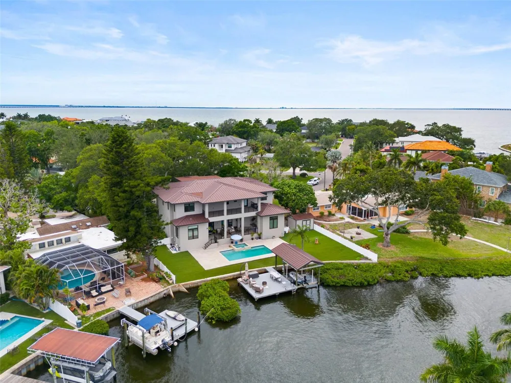 4905 W SPRING LAKE DRIVE Tampa, FL 33629