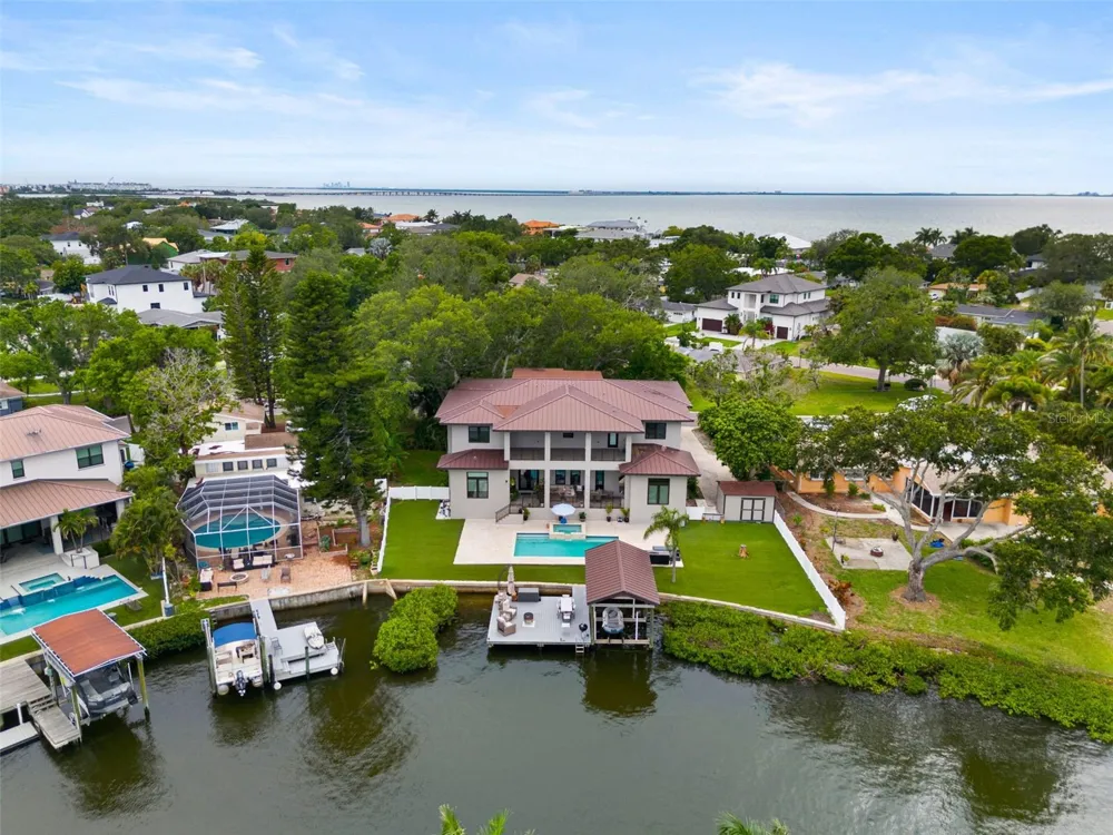 4905 W SPRING LAKE DRIVE Tampa, FL 33629