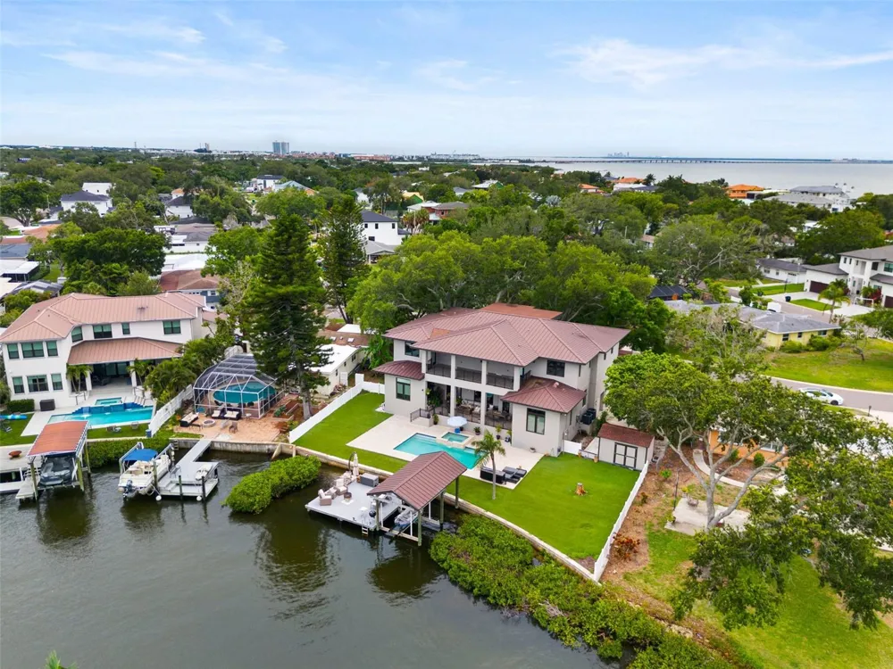 4905 W SPRING LAKE DRIVE Tampa, FL 33629