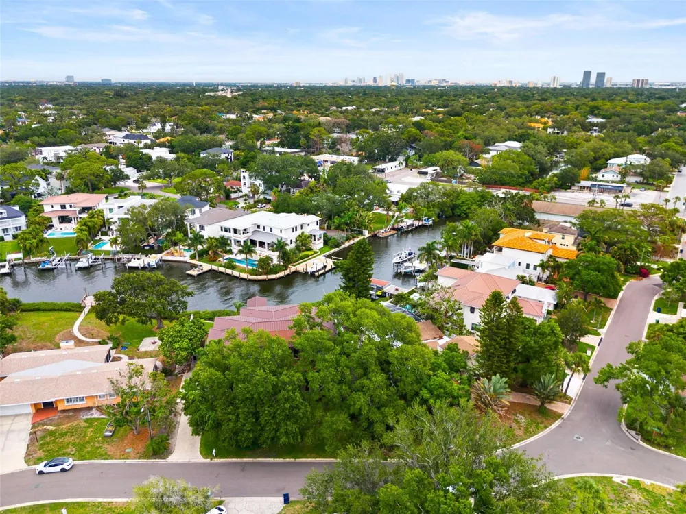 4905 W SPRING LAKE DRIVE Tampa, FL 33629