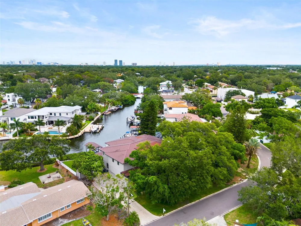 4905 W SPRING LAKE DRIVE Tampa, FL 33629