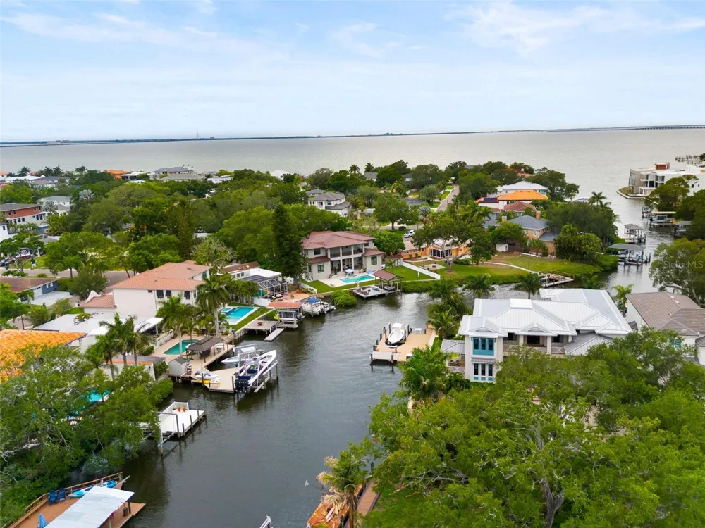 4905 W SPRING LAKE DRIVE Tampa, FL 33629
