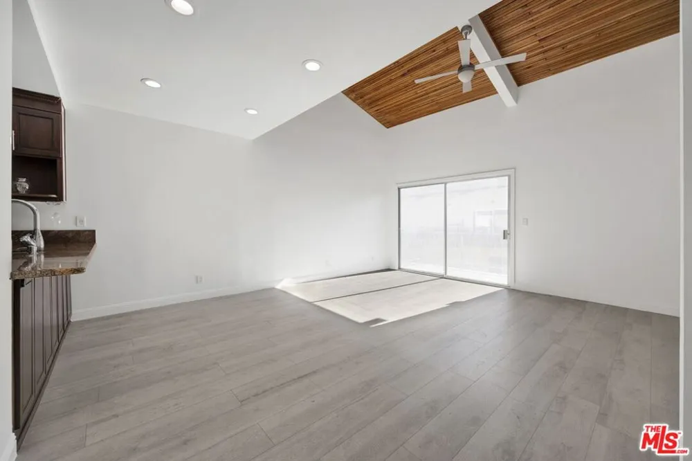 5460 White Oak Avenue #G305 Encino, CA 91316