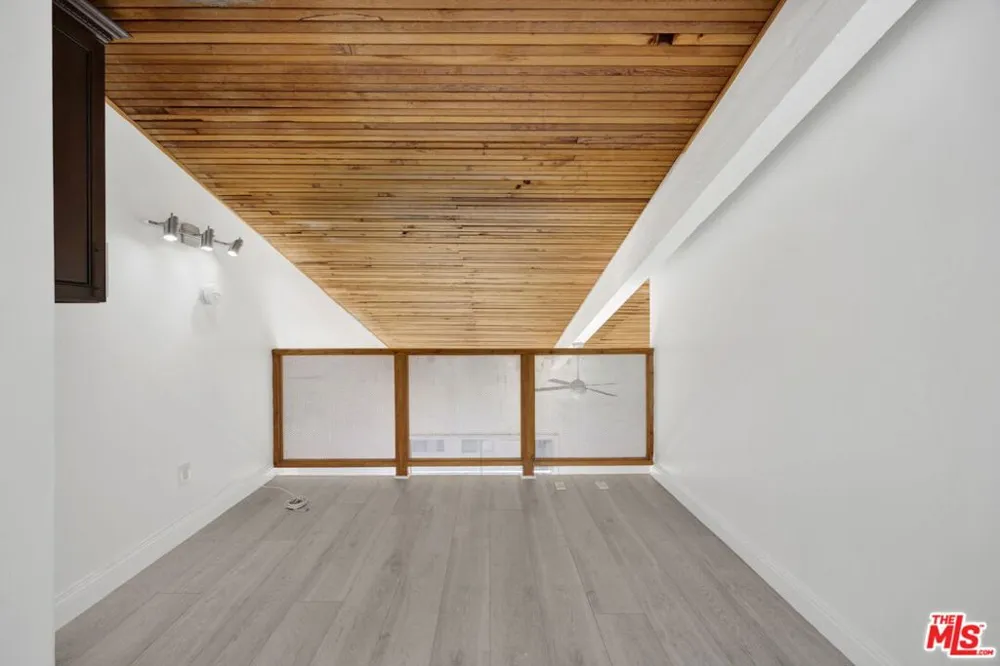 5460 White Oak Avenue #G305 Encino, CA 91316
