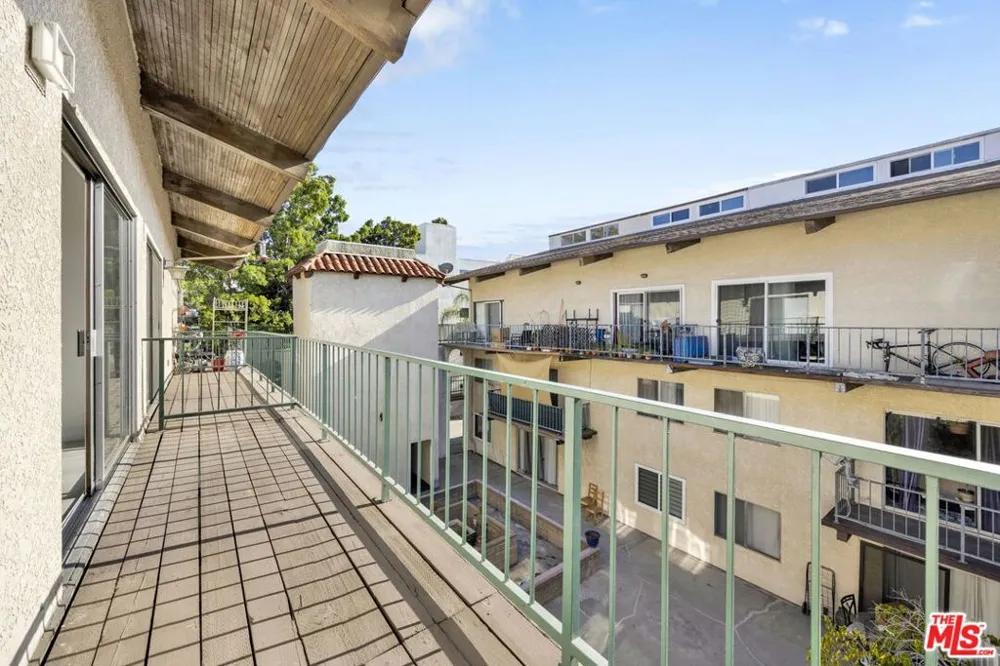 5460 White Oak Avenue #G305 Encino, CA 91316