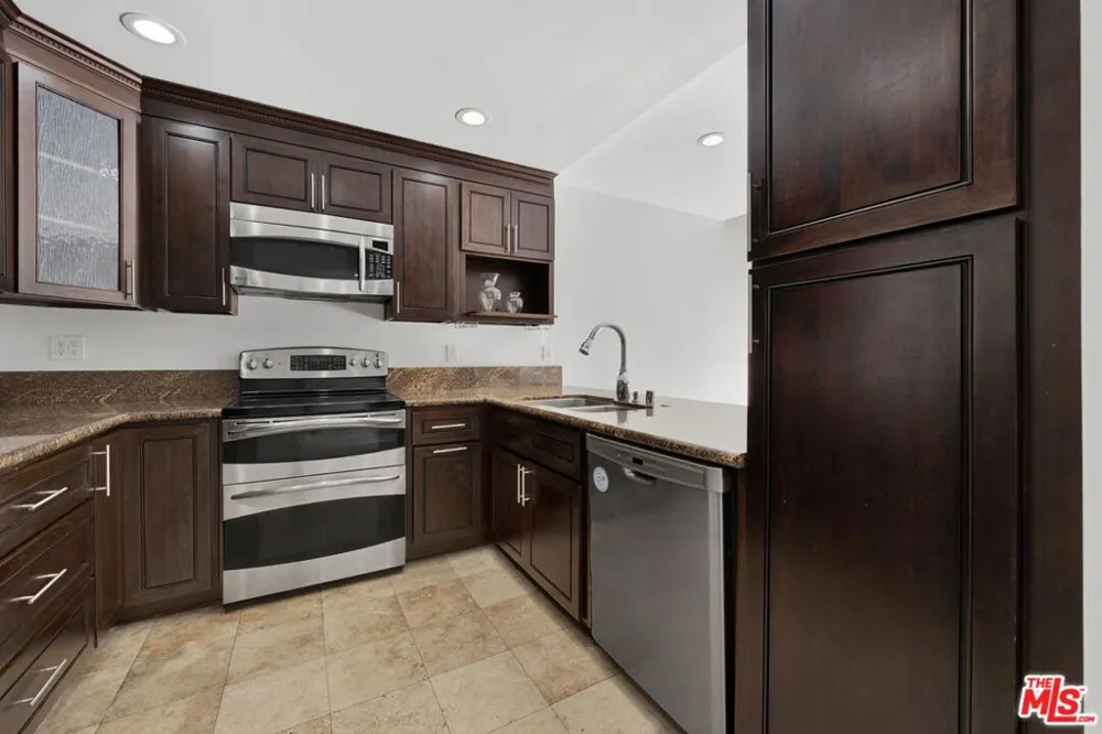 5460 White Oak Avenue #G305 Encino, CA 91316